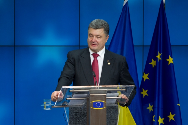 Видеообращение Порошенко: Донбасс получит самоуправление только на особых условиях