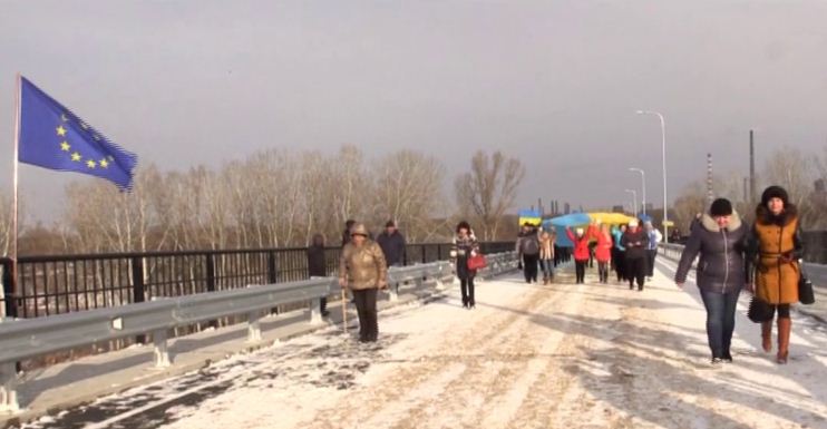 Северодончане горды, что не поддались России: на Луганщине по восстановленному мосту прошагали патриоты с 70-метровым флагом Украины