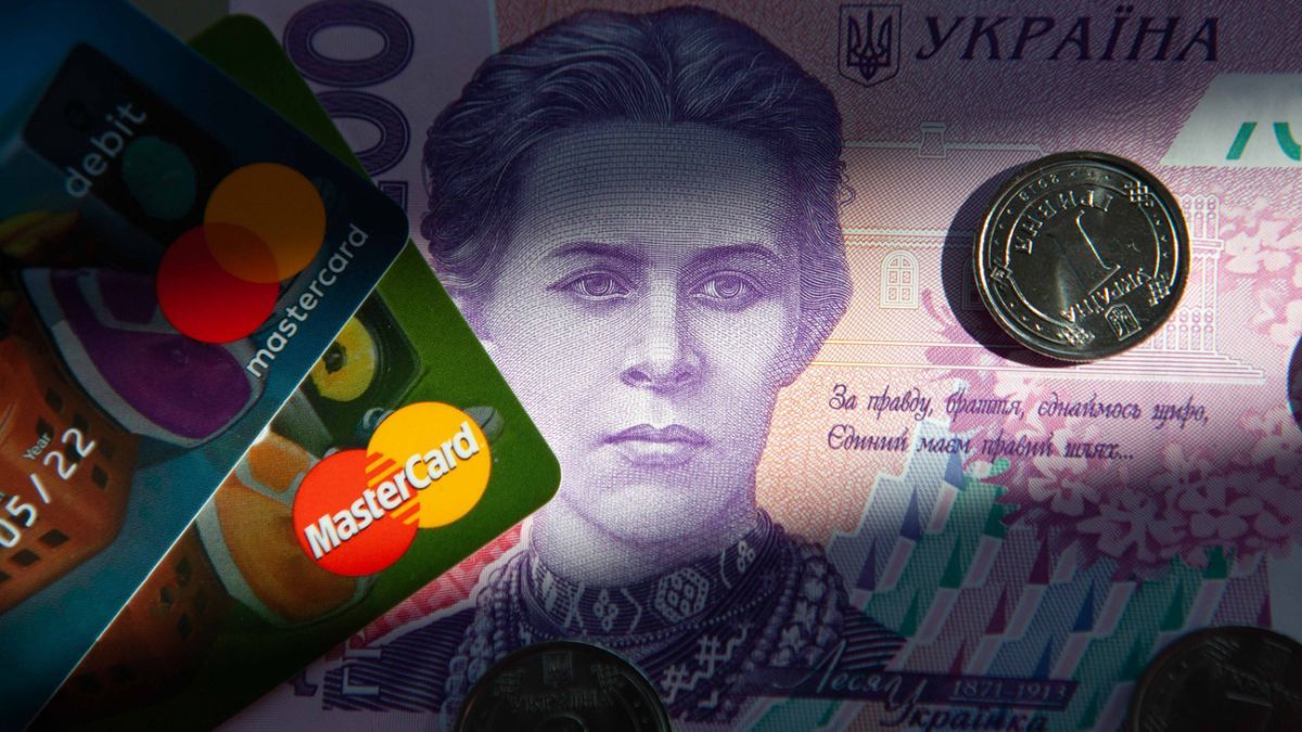 С 1 октября Нацбанк ограничит переводы "с карты на карту": назван лимит для украинцев