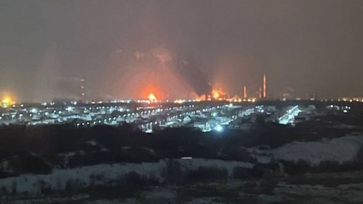 ​Минимум три взрыва: после атаки беспилотников на Сызранский НПЗ начался сильный пожар – кадры от очевидцев