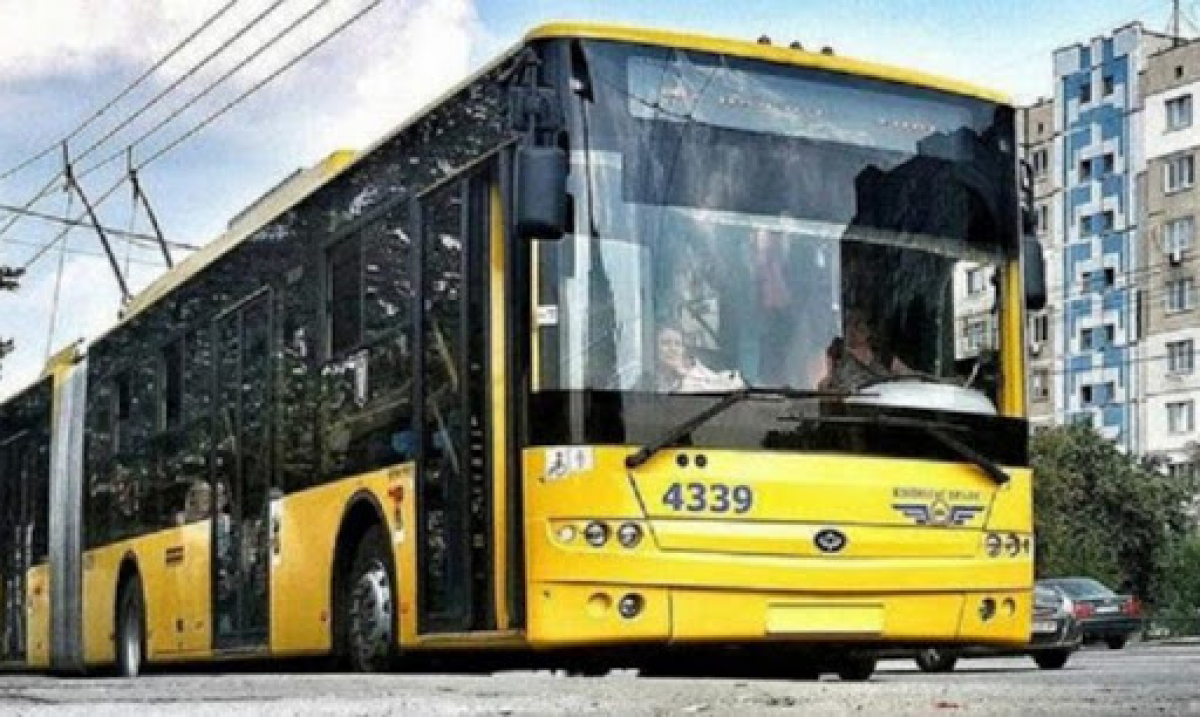 В Киеве замечание пассажира о маске в троллейбусе переросло в драку: мужчину выгнали и избили
