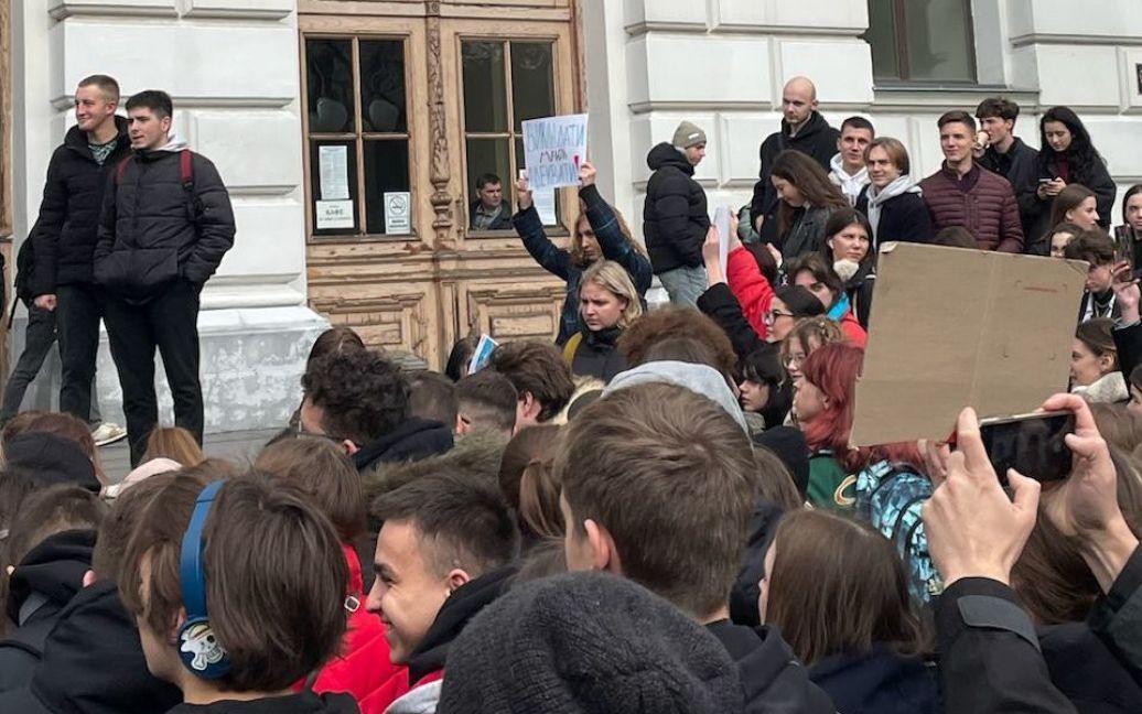 Во Львове студенты вышли на митинг и поставили руководству условие: "Фарион, вон!"