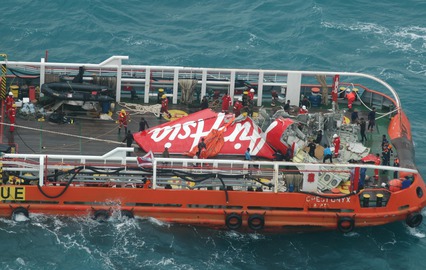 Спасатели подняли на поверхность второй "черный ящик" пропавшего самолета Air Asia