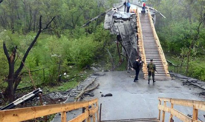 Боевики подняли флаги "ЛНР" и России на мосту у Станицы Луганской и "осваиваются" на украинской стороне – фото