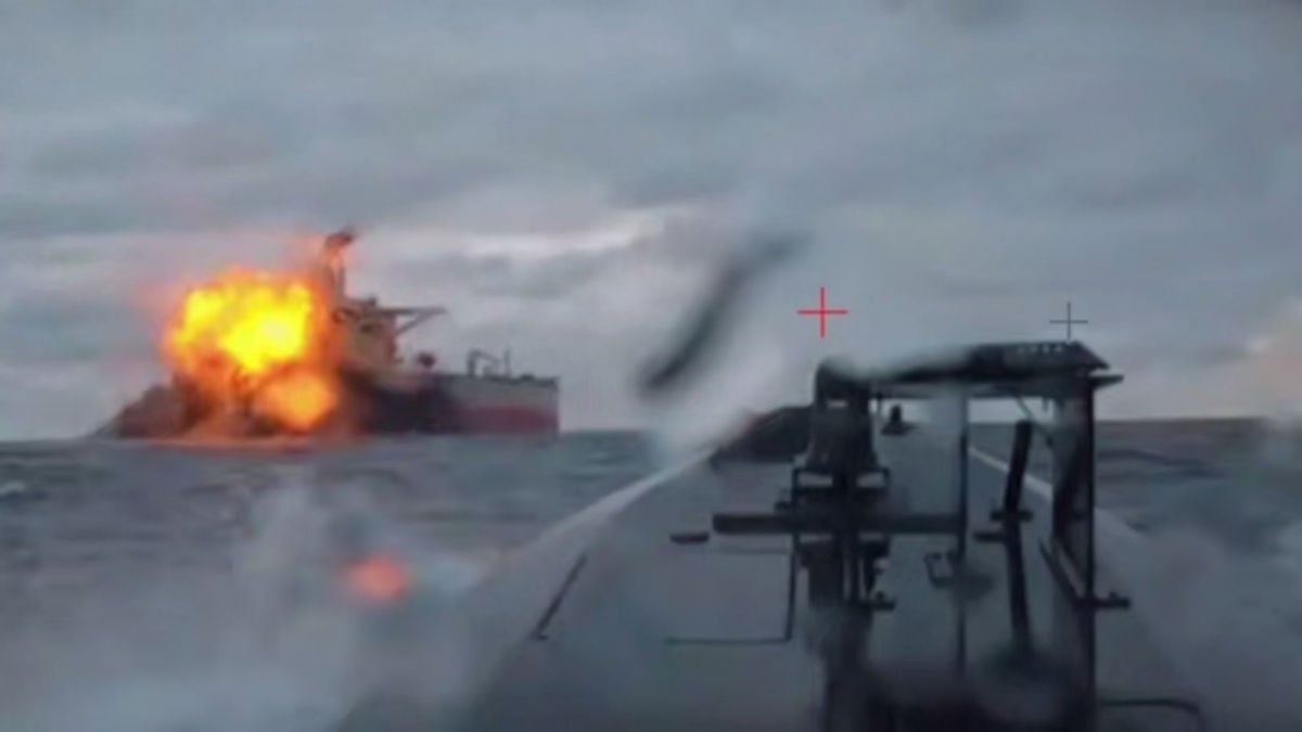 Взрыв на танкере РФ Dashan после атаки дронов СБУ Sea Baby показали на видео с некскольких метров