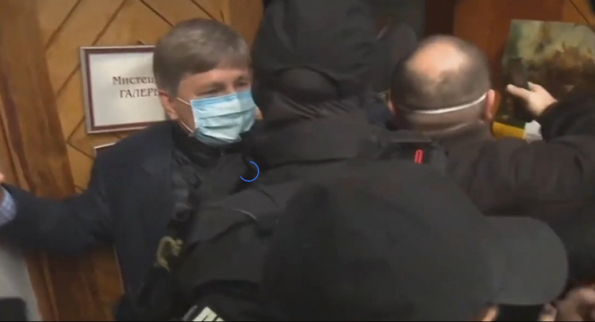 Журналист о штурме музея в Киеве по делу Порошенко: "Не могла дышать, получила несколько ударов локтями в живот и грудь"