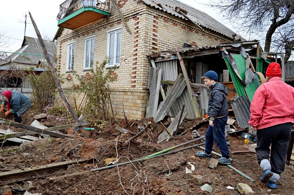 Война на мирной земле: правозащитники опубликовали неожиданные кадры с обстрелянного вражеским "Градом" Новолуганского