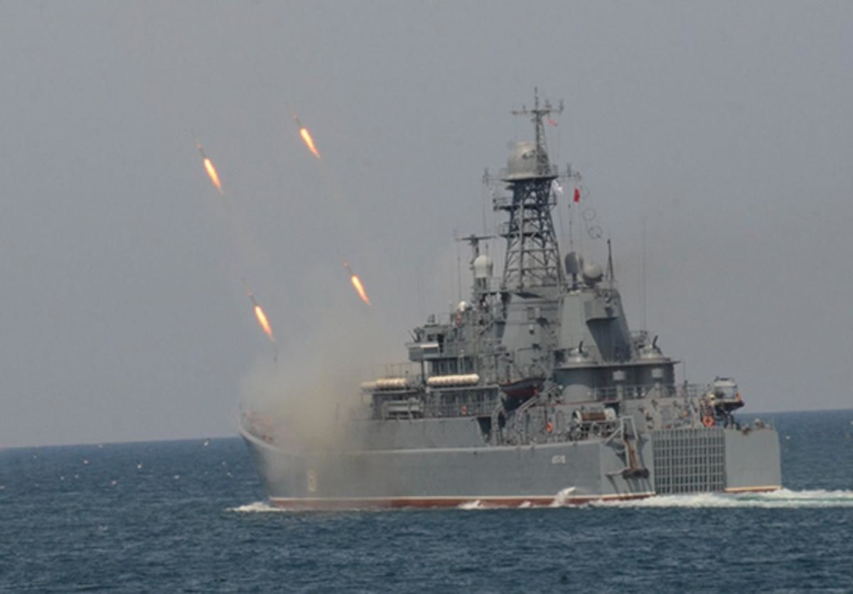 ​Ракетный удар по десантным кораблям в Севастополе: в Сети появились спутниковые фото