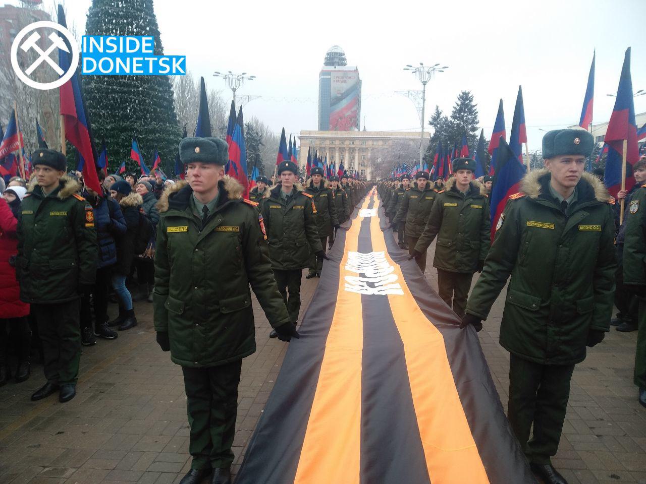 "День колорадки", - в Сети появились фото "пышного праздника" "георгиевской ленты" в Донецке