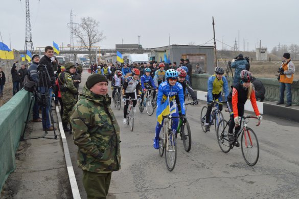 Между Северодонецком и Рубежным восстановили разрушенный в ходе боевых действий мост