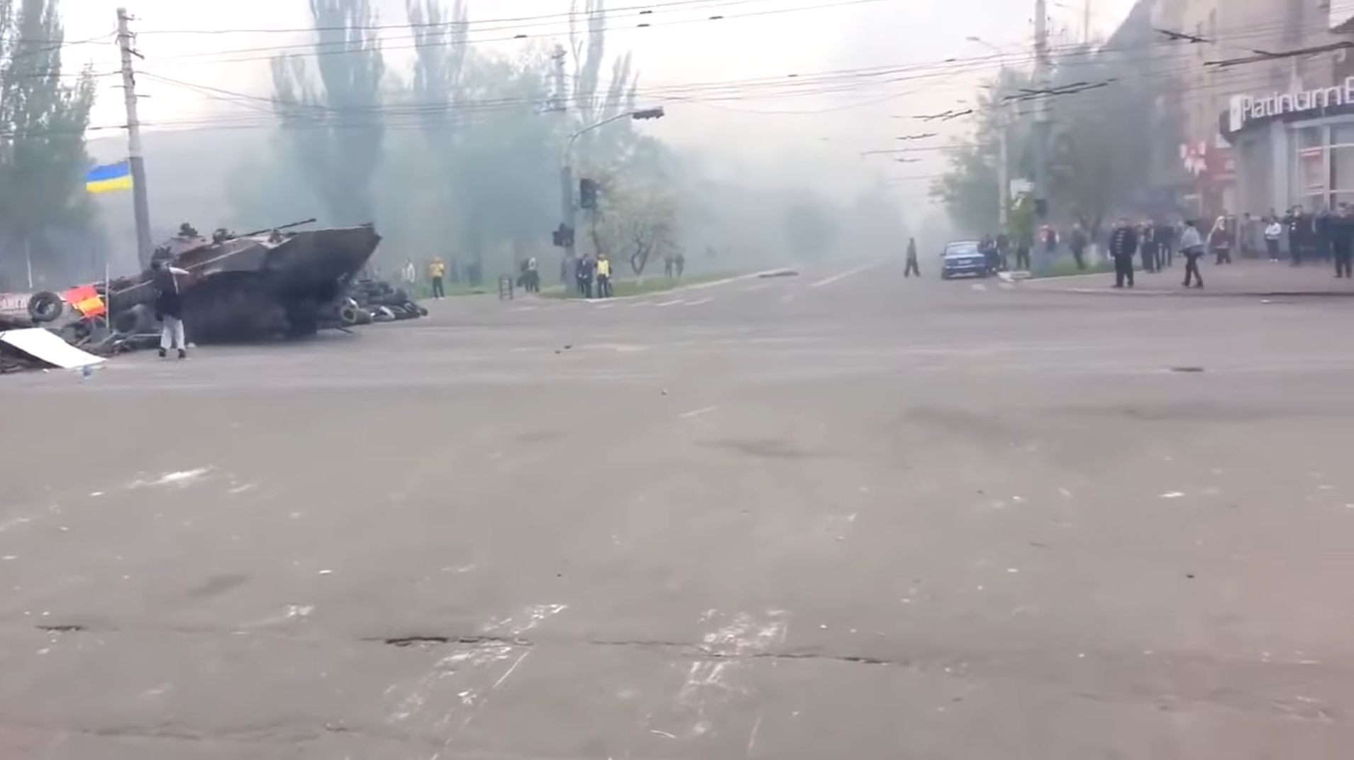 Кадры прорыва баррикад сепаратистов в Мариуполе украинскими БМП 9 мая 2014 года: "Маленькая, но очень важная победа для страны"