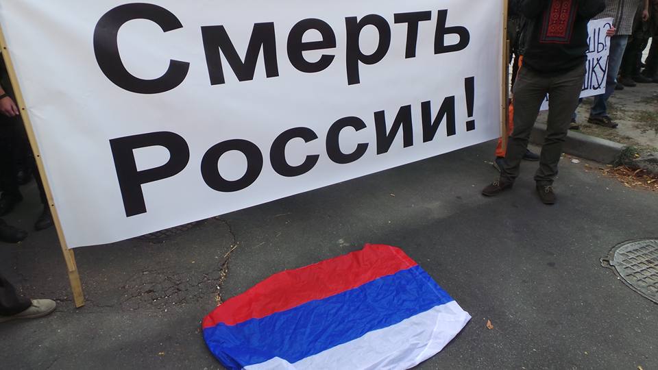 В Киеве продолжаются столкновения возле посольства РФ: голосующих забрасывают яйцами, сожжено несколько российских флагов