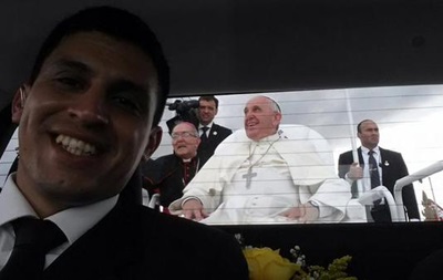 ​Водитель Папы Римского стал звездой после селфи в папамобиле