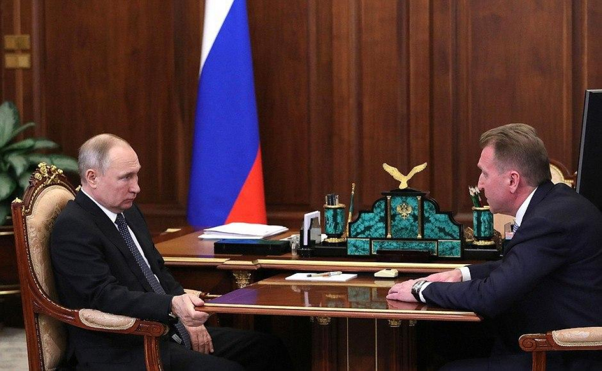 "Маскирует трясущуюся руку?" - в Сети обратили внимание на странную позу Путина, фото