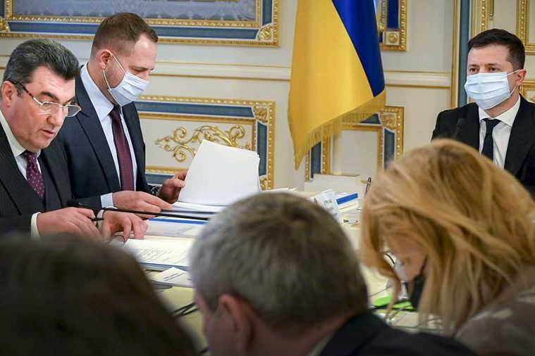 ​Зеленский провел тайное совещание с генералами на фоне переброски войск РФ к границе Украины