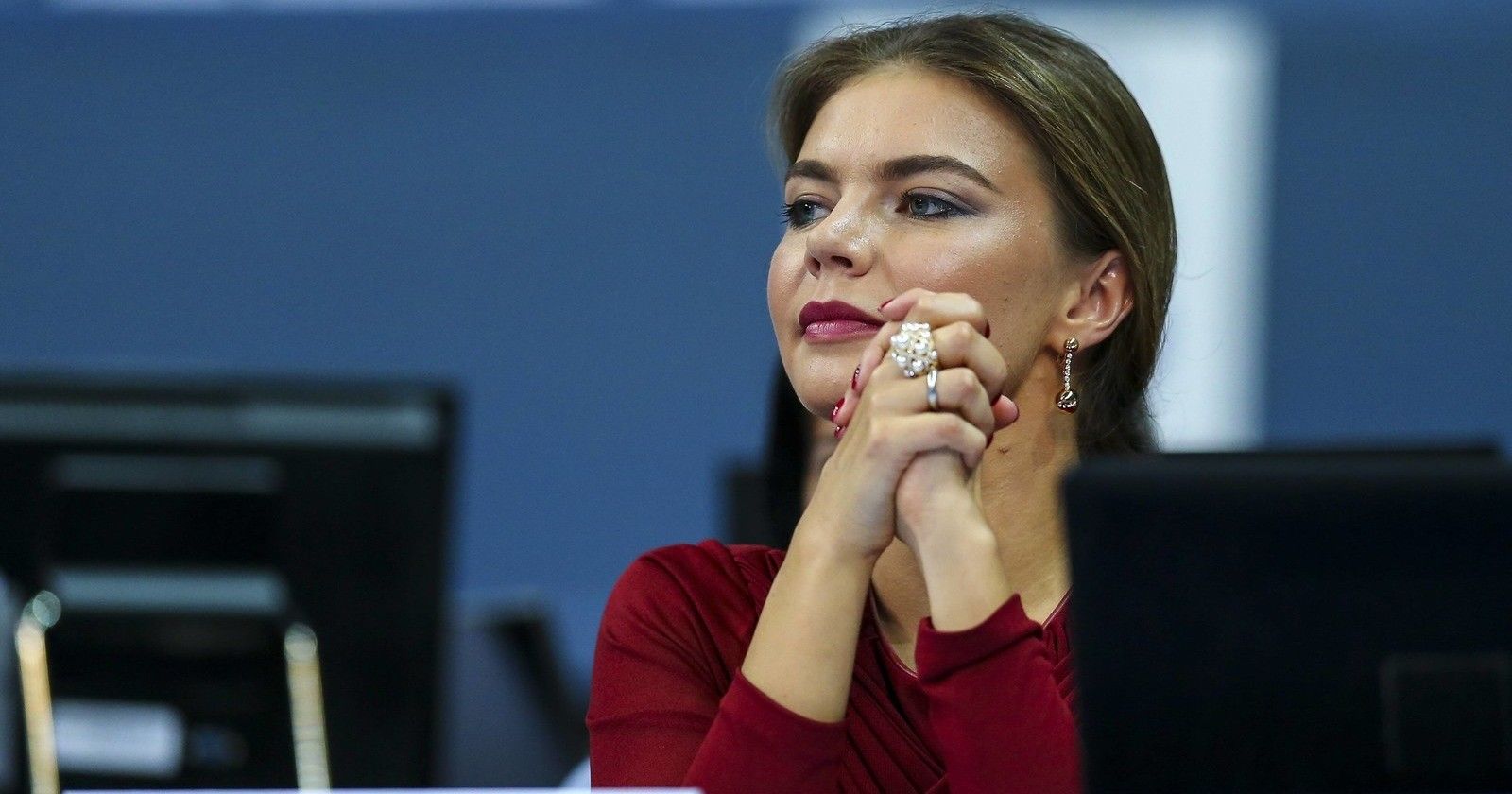 Алина Кабаева впервые за долгое время вышла в свет, выбрав полупрозрачный наряд  