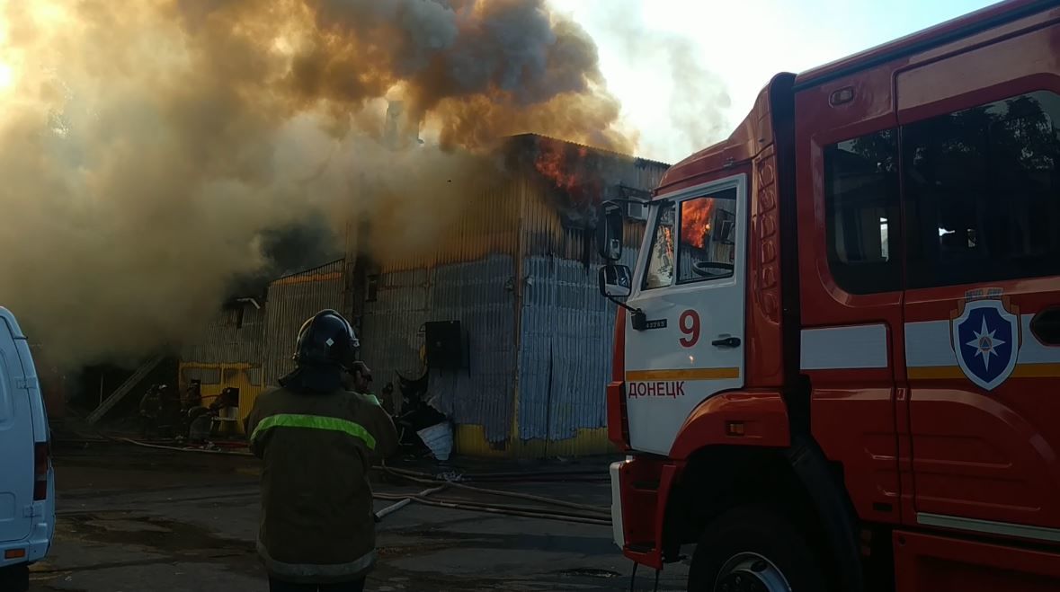 Взрыв и масштабный пожар в Донецке: сгорело крупное предприятие – подробности