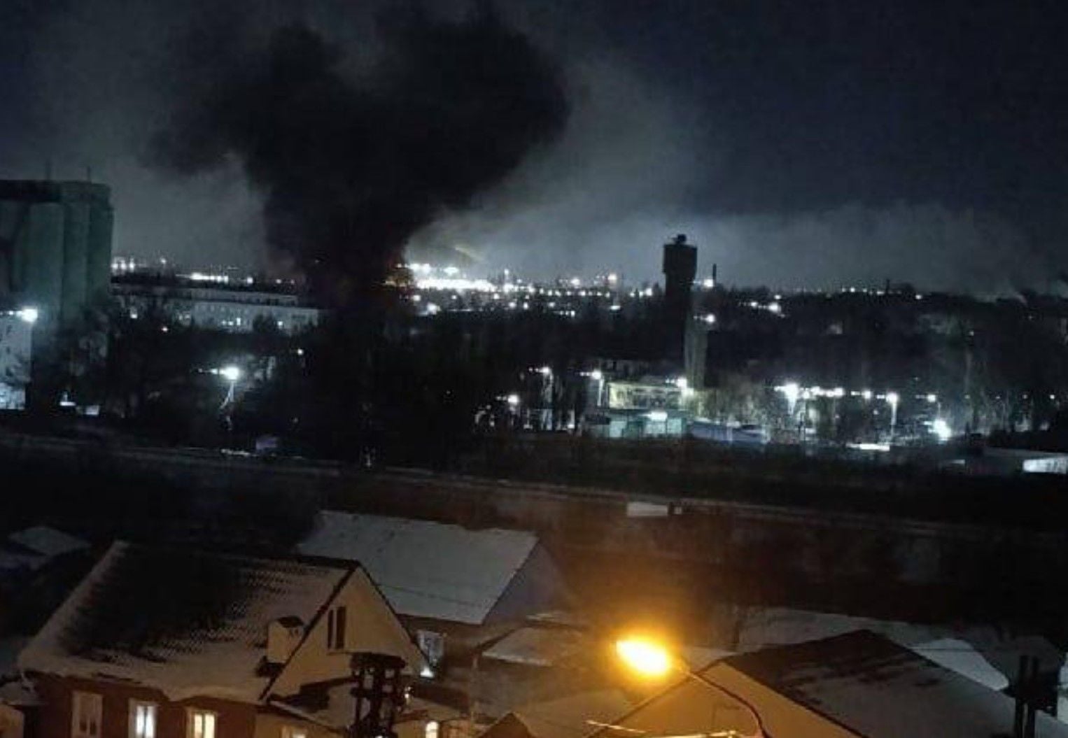 Россия под атакой дронов: в Ельце горит завод, выпускающий батареи для "Искандеров" и БПЛА 