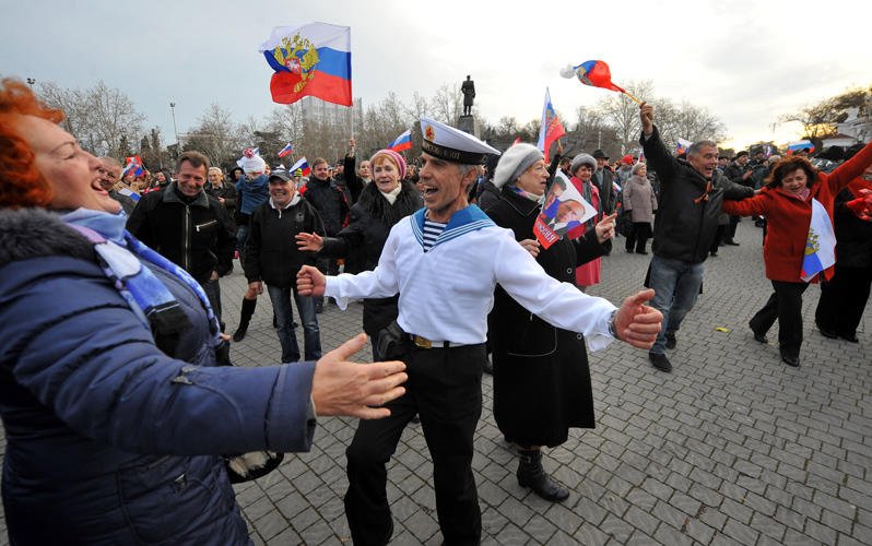 “Вата” начала скулить: после смены флага на крымской “Оптике” пять месяцев сидят без зарплаты