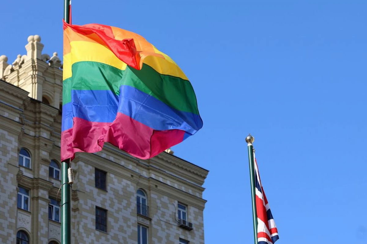 ​Флаги ЛГБТ на посольствах США и Великобритании в Москве оскорбили россиян - началась волна хейта