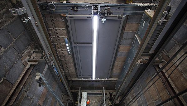 Подросток из Санкт-Петербурга упал в шахту, пытаясь выбраться из застрявшего лифта