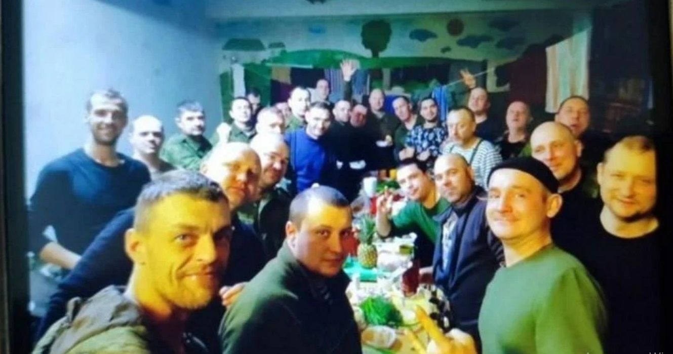 В Сеть выложили фото, как российские военные пьют и гуляют в Макеевке накануне точного удара HIMARS