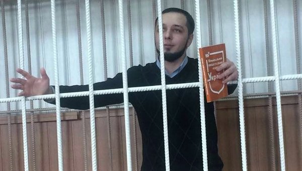 Адвокат мужчины, осужденного на 4,5 года за ругань и разрывание портрета Порошенко: это полный сюрреализм
