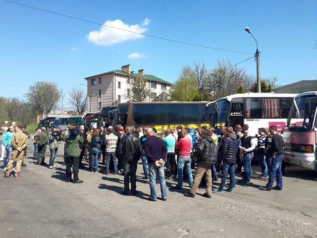 ​В Киеве активисты Автомайдана перехватили автобусы с шахтерами. Началась потасовка
