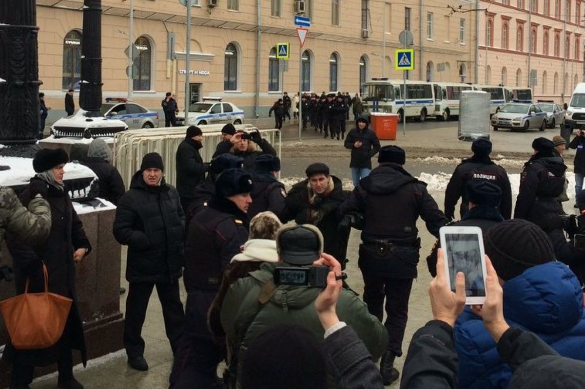 Во время акции в поддержку Ильдара Дадина в Москве полиция задержала более 40 оппозиционеров