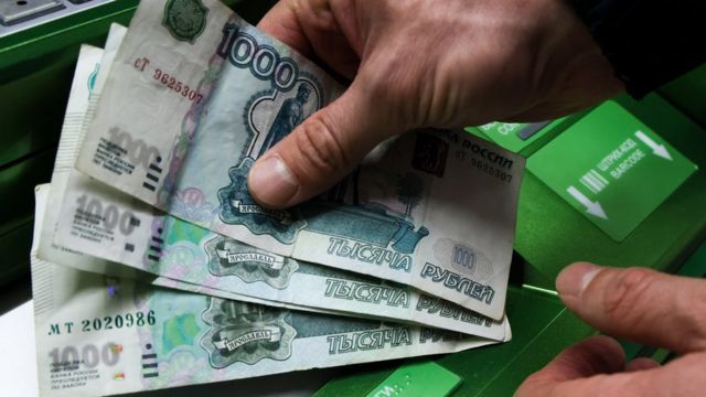 Из банков России за неделю "уплыли" 350 миллиардов рублей: выяснилось, куда и почему