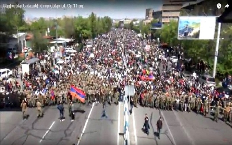 Полиция бессильна: в Армении толпа из десятков тысяч митингующих растет с каждым часом - кадры революции