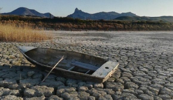 В Крыму погибло знаменитое озеро – теперь на его месте пустыня, кадры