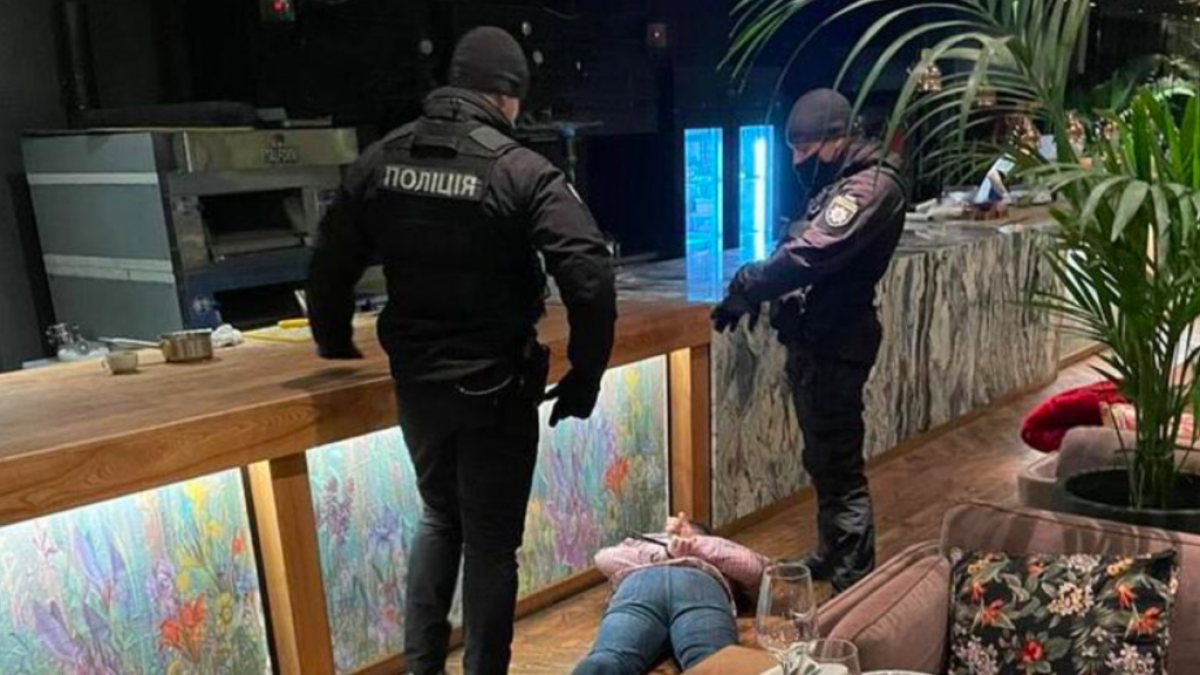 В Киеве один из ресторанов отказался идти на карантин - полиция пошла на штурм