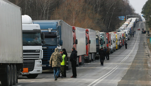 На российско-латвийской границе застряли четыре сотни грузовиков