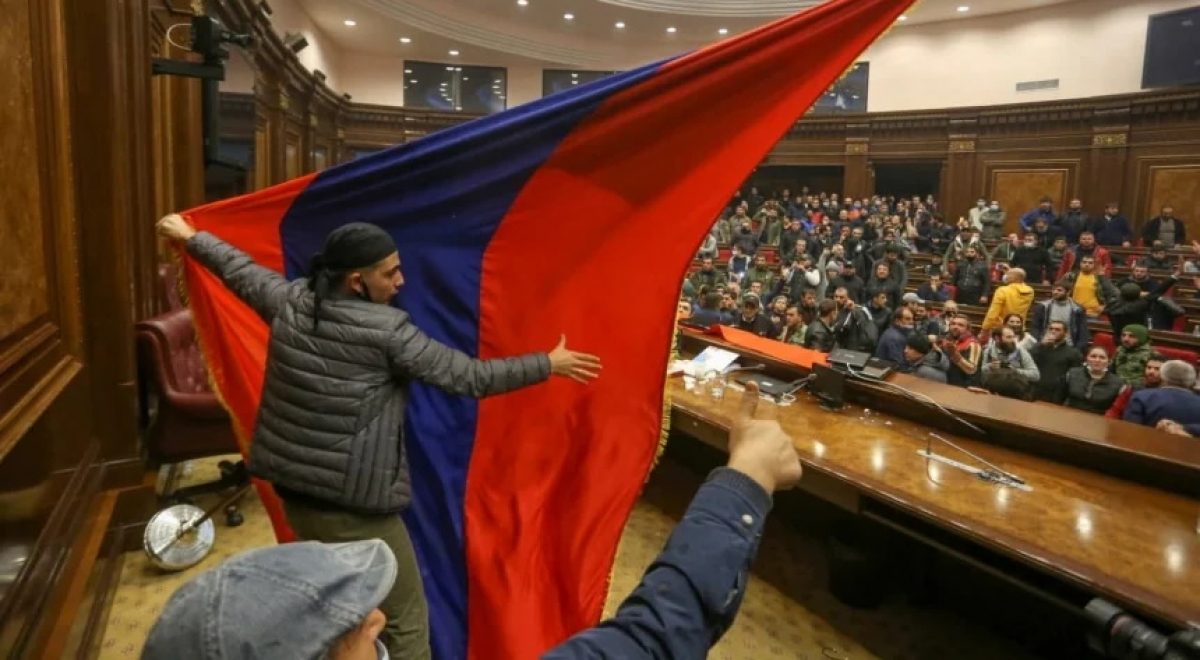 Захват парламента Армении в Ереване: протестующие покинули зал заседаний