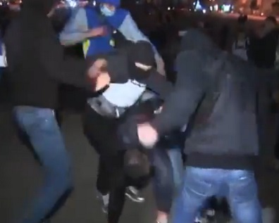 Харьковские "ультрас" избивают противников сноса памятника Ленину