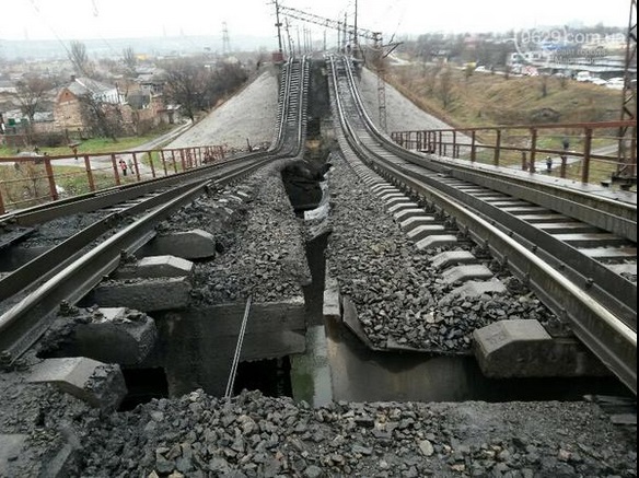 Что осталось от взорванного моста в Мариуполе