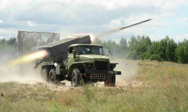 В Донбассе обострилась ситуация: боевики обстреляли мирные города "Градами"
