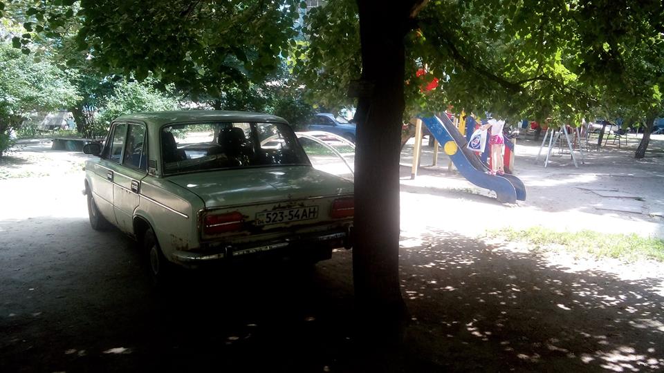 Жара в Днепре: Жигули припарковался прямо на детской площадке