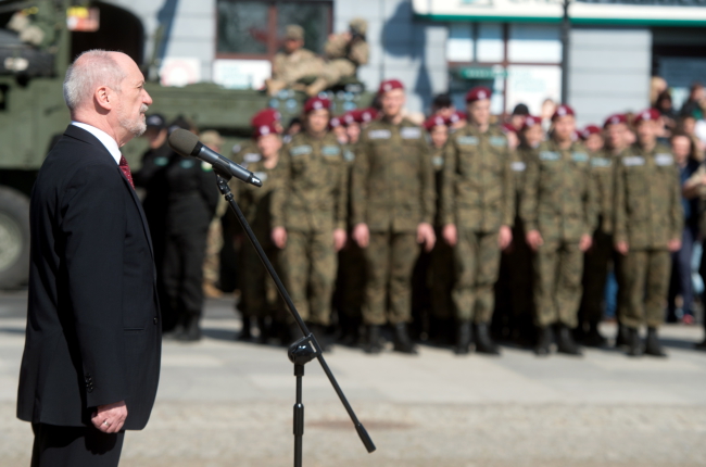 "НАТО - ответ на угрозу агрессии, которая нависает над Польшей и другими странами со стороны РФ", - глава польского минобороны Мацеревич