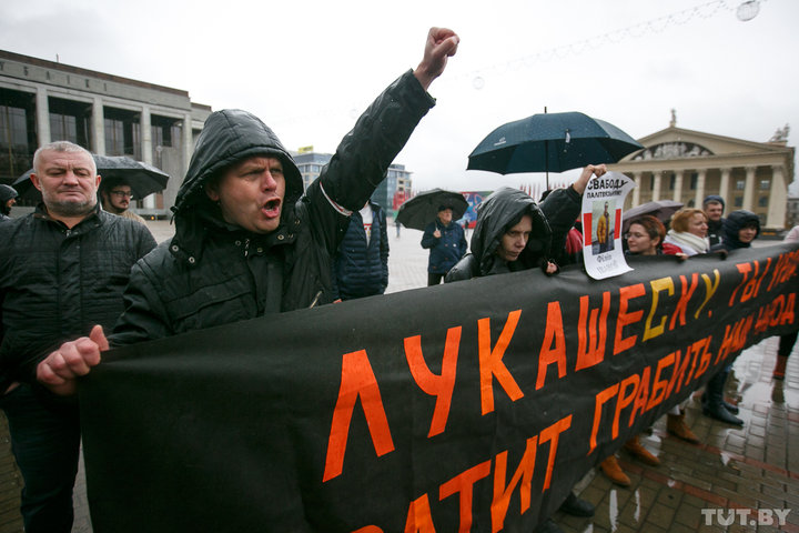 Марш возмущенных белорусов - 2: оппозиция вышла на улицу под здание КГБ, требуя отставки Лукашенко и освобождение политзаключенных с лозунгом "Шура, не будь как Янукович!"