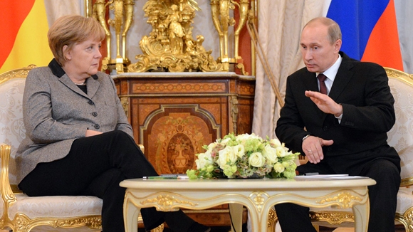Путин и Меркель считают необходимым проведение в ближайшее время очередной встречи контактной группы по Украине