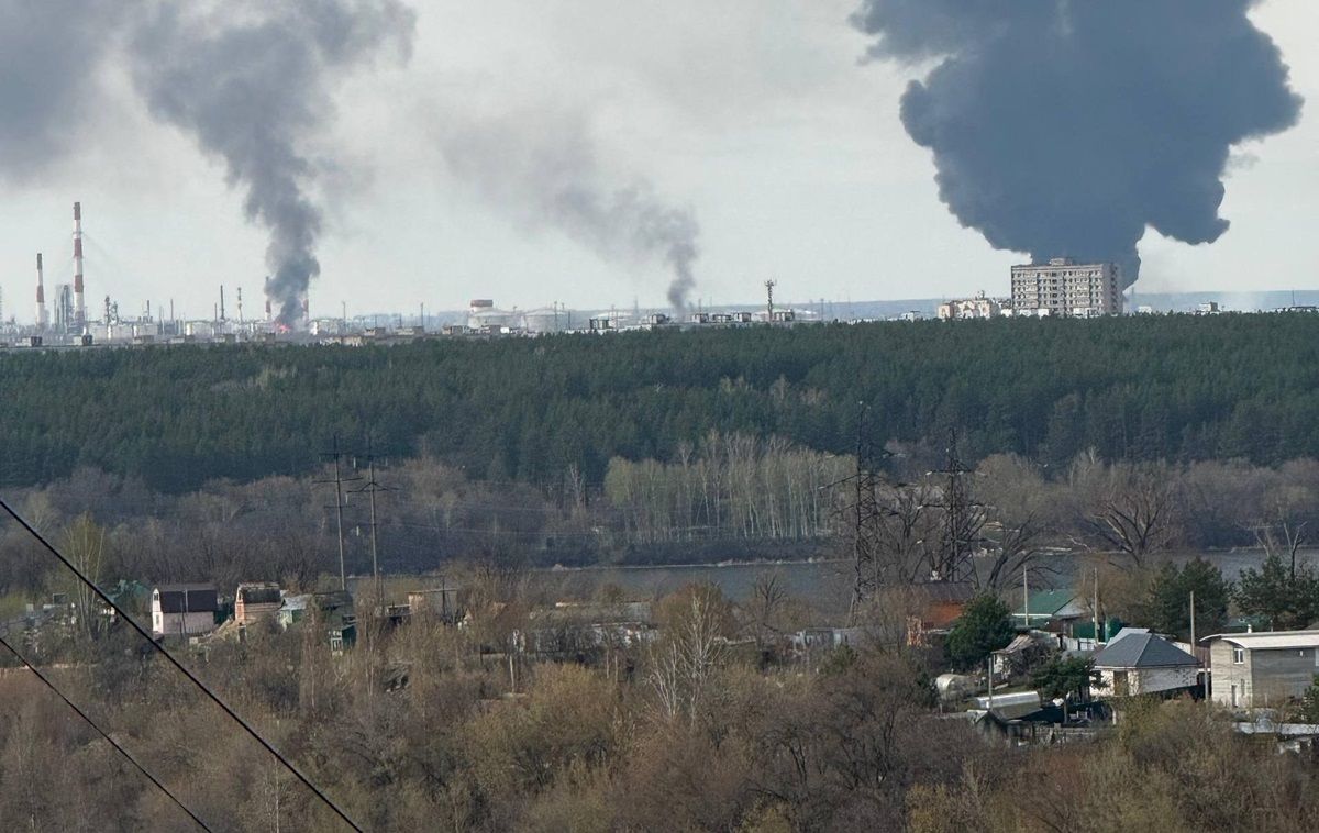 БпЛА пролетели 1200 км и нанесли удар по НПЗ компании "Роснефть"