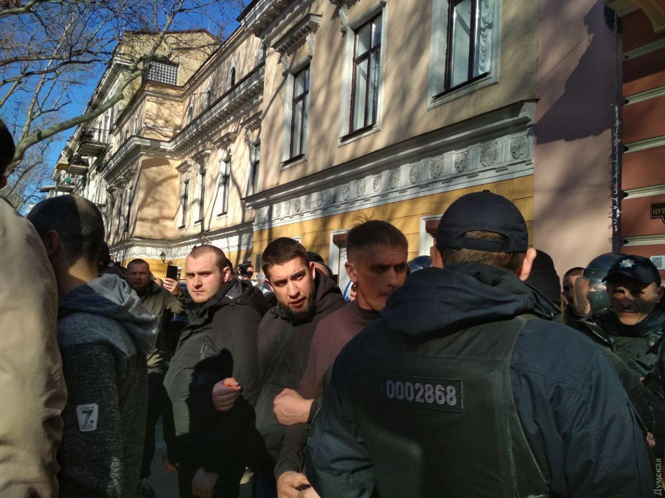 "Геть Медведчука!" - в Одессе взяли в осаду гостиницу "Бристоль" с депутатами "ОПЗЖ" внутри, начались столкновения - видео