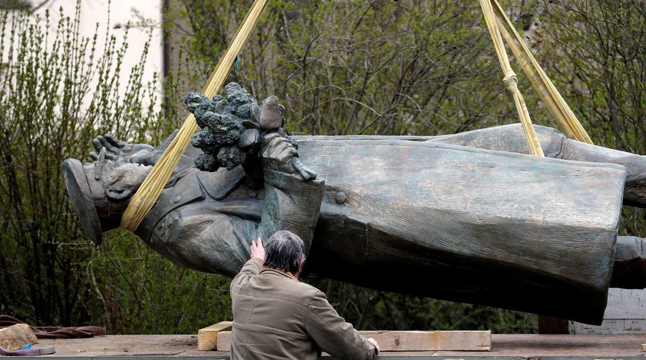Сознательная русофобия или желание напомнить о сталинизме: что означает снос монументов воинам СССР в странах Европы