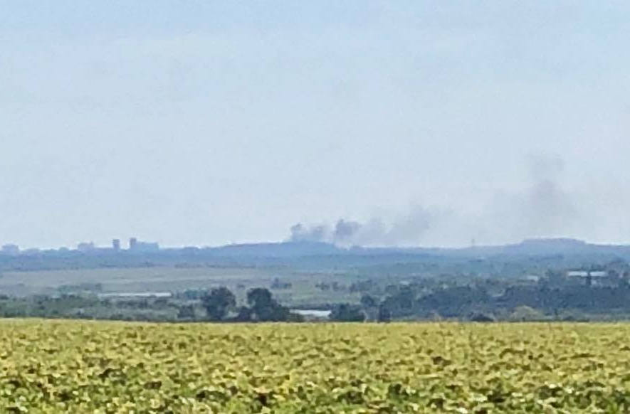 ​"С самого утра "птичка" прилетела", - появились кадры дымящейся техники врага под Донецком
