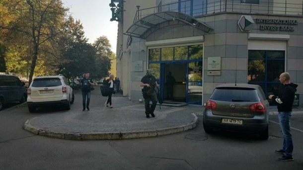 В Киеве силовики провели обыск в офисе банка экс-президента Украины Петра Порошенко