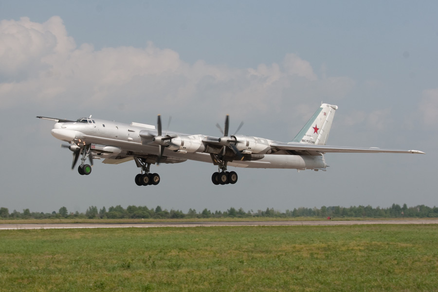 Особенности российской авиации: стратегический бомбардировщик Ту-95МС вспыхнул, как спичка, на базе под Иркутском
