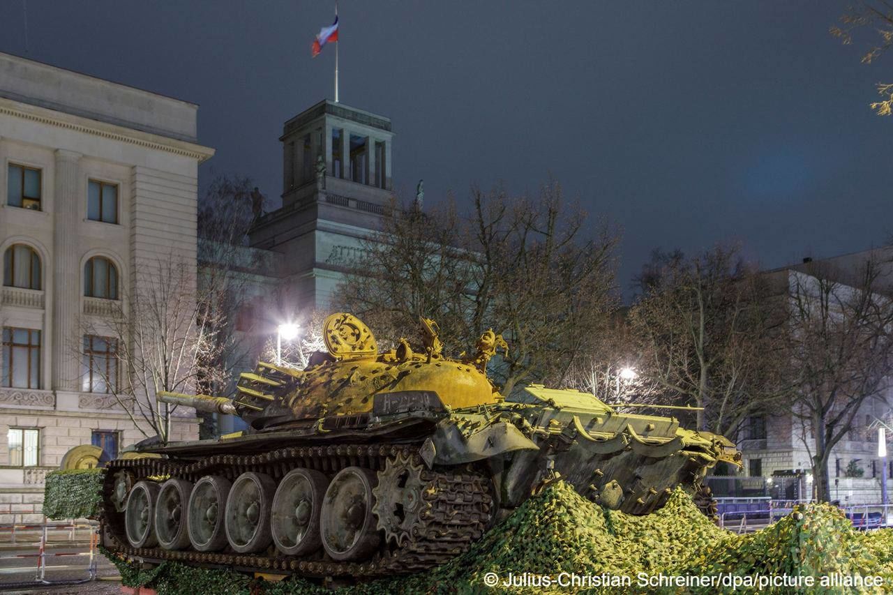 Підбитий російський танк і сирени: у Європі ефектно "привітали" окупантів із річницею вторгнення