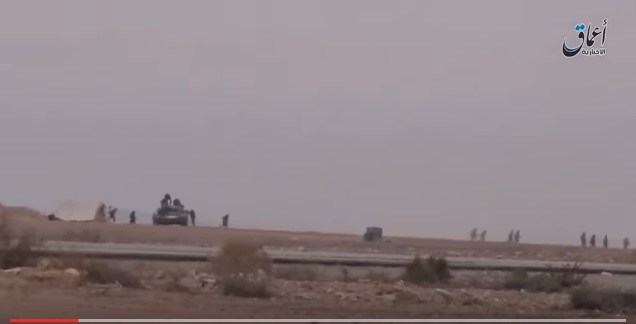 Боевики ИГИЛ атаковали Пальмиру и сняли видео, как войска Асада в панике убегают на танках со своих позиций   